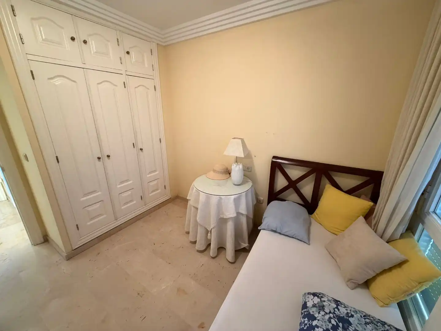 Casa adosada en venta en Avenida Pinos de Los, 18, El Rosario - Ricmar Habitación de Casa adosada en venta en Marbella con Aire acondicionado, Terraza y Piscina