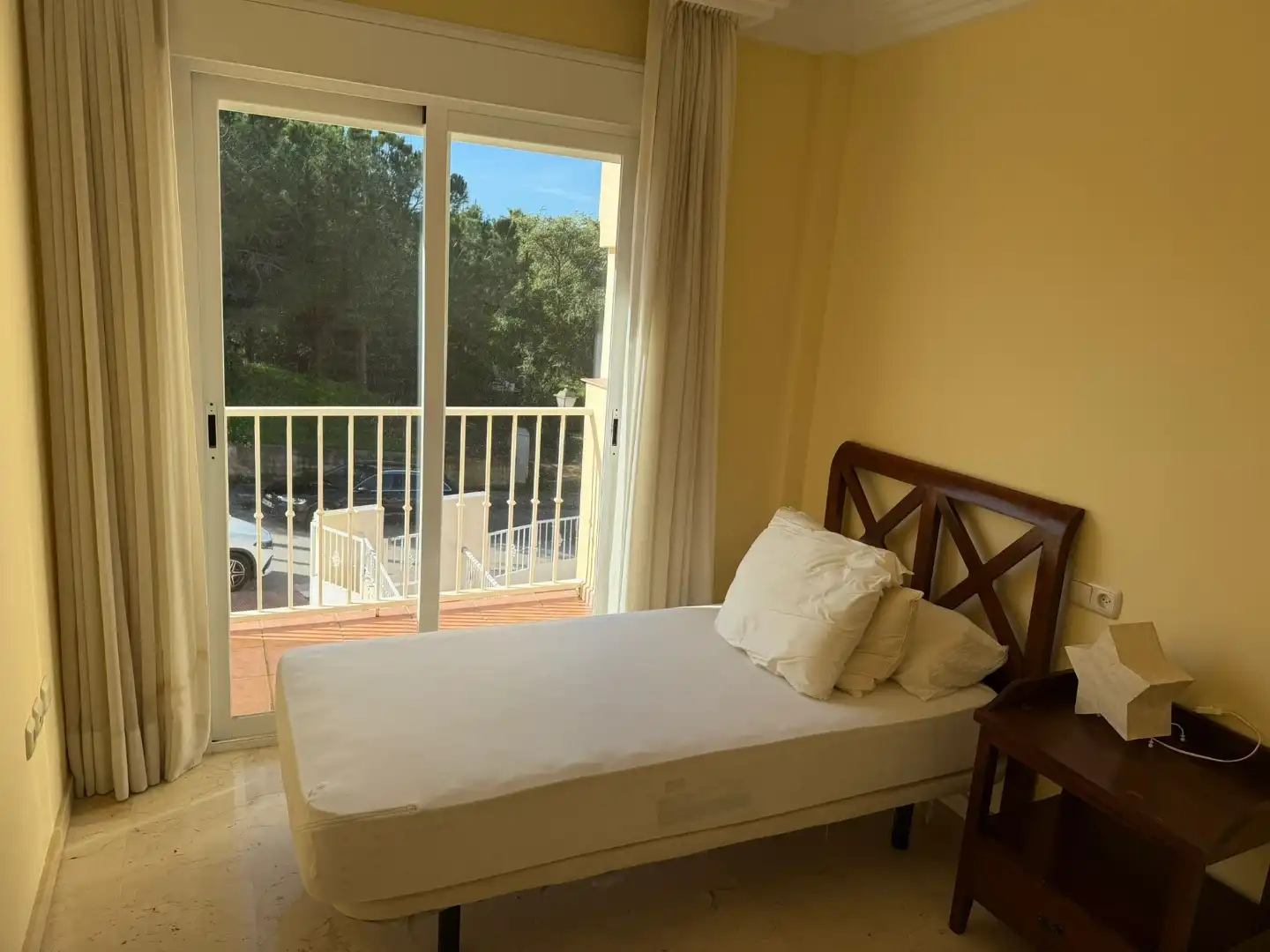 Casa adosada en venta en Avenida Pinos de Los, 18, El Rosario - Ricmar Habitación de Casa adosada en venta en Marbella con Aire acondicionado, Terraza y Piscina