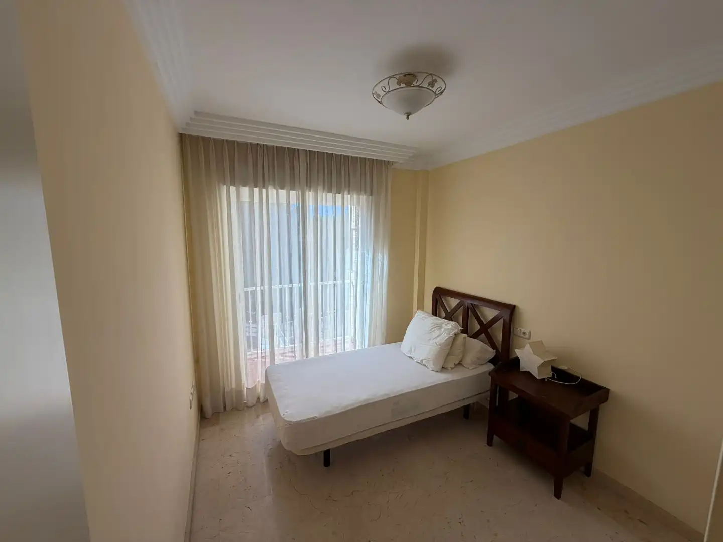Casa adosada en venta en Avenida Pinos de Los, 18, El Rosario - Ricmar Habitación de Casa adosada en venta en Marbella con Aire acondicionado, Terraza y Piscina