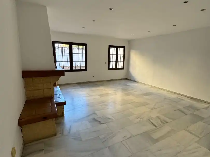 Flat for sale in Avenida las Palmeras, 11, Huerta Belón - Calvario Living room of Flat for sale in Marbella with Terrace, Swimming Pool and Balcony