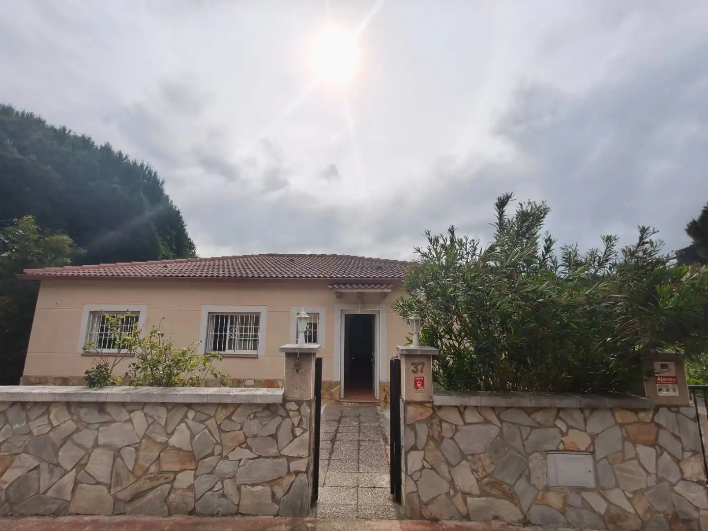 Vista exterior de Finca rústica en venda en Calella amb Aire condicionat, Calefacció i Jardí privat