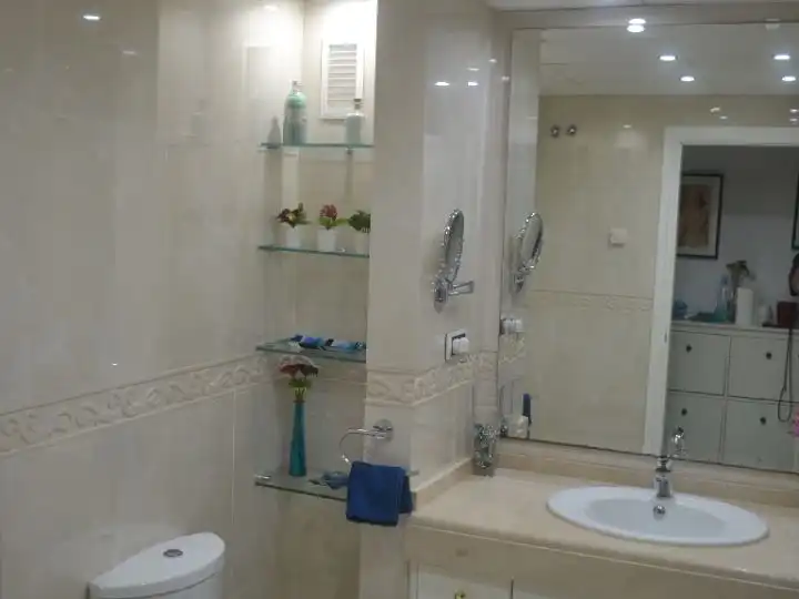 Flat for sale in Calle de la Cordera, 34, Montemar Bathroom of Flat for sale in Torremolinos with Air Conditioner, Heating and Terrace