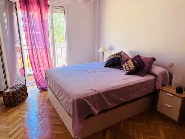 Pis de lloguer a Calle de Baracaldo, 10, Valdeacederas Dormitori de Pis de lloguer en Madrid amb Aire condicionat, Calefacció i Parquet