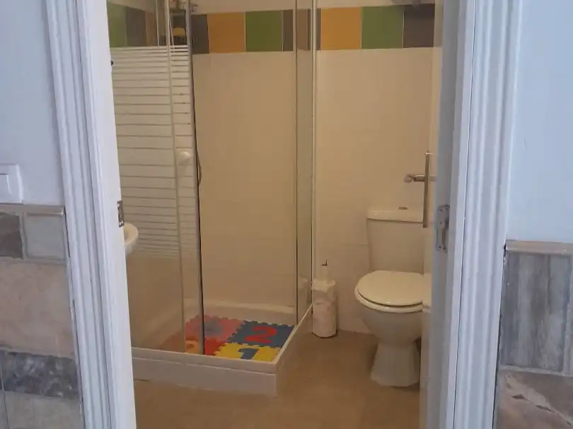 Badezimmer von Einfamilien-Reihenhaus zur Miete in Cáceres Capital mit Klimaanlage