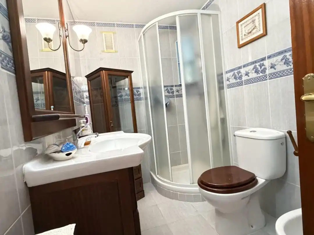 Flat for sale in Avenida de Betanzos, 81, Peñagrande Bathroom of Flat for sale in Madrid with Air Conditioner, Heating and Terrace