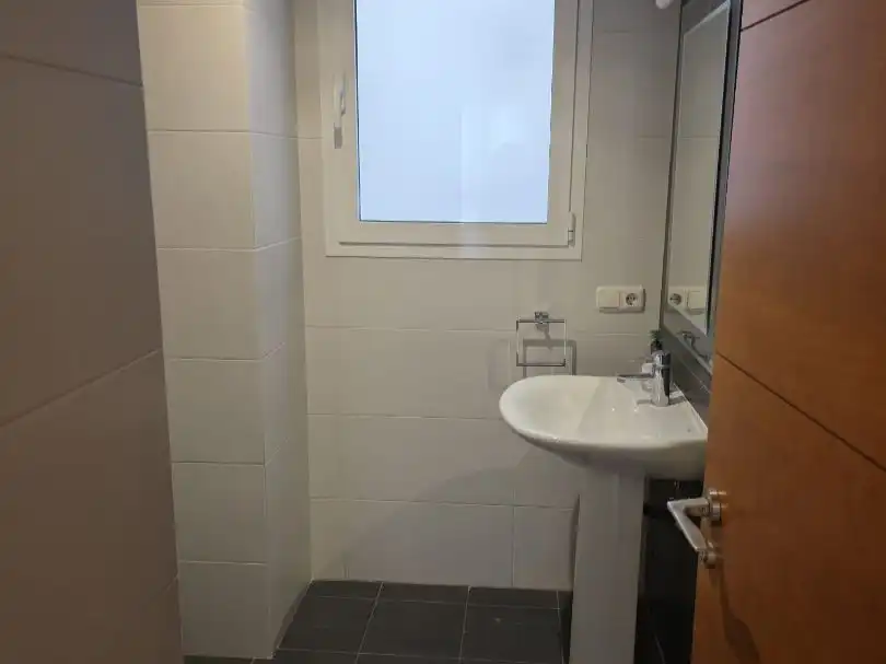 Flat for rent in Carrer de Llorenç Salom, 5, La Raïosa Bathroom of Flat for rent in Valencia Capital with Air Conditioner and Balcony