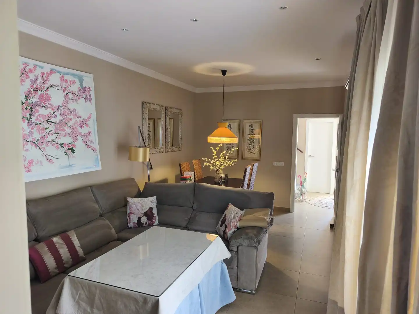 Sala de estar de Casa adosada en venta en Mairena del Alcor con Aire acondicionado