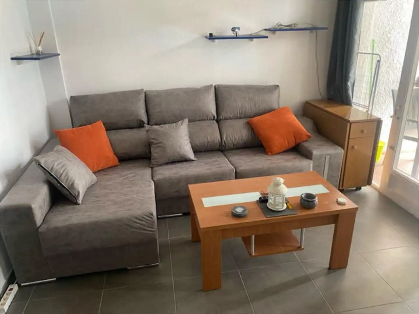 Sala d'estar de Apartament de lloguer en Almería amb Jardí privat, Terrassa i Piscina
