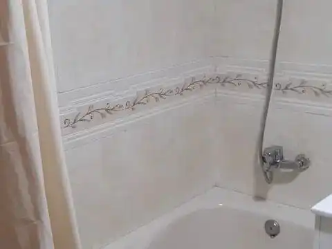 Wohnung zur Miete in Calle de Los Tartesos, 16, Aguadulce Sur Badezimmer von Wohnung zur Miete in Roquetas de Mar mit Klimaanlage, Terrasse und Schwimmbad