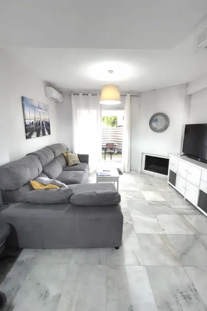 Einfamilien-Reihenhaus zum Verkauf in Calle de Los Arcos, 13, El Manantial Wohnzimmer von Einfamilien-Reihenhaus zum Verkauf in El Puerto de Santa María mit Klimaanlage, Terrasse und Balkon