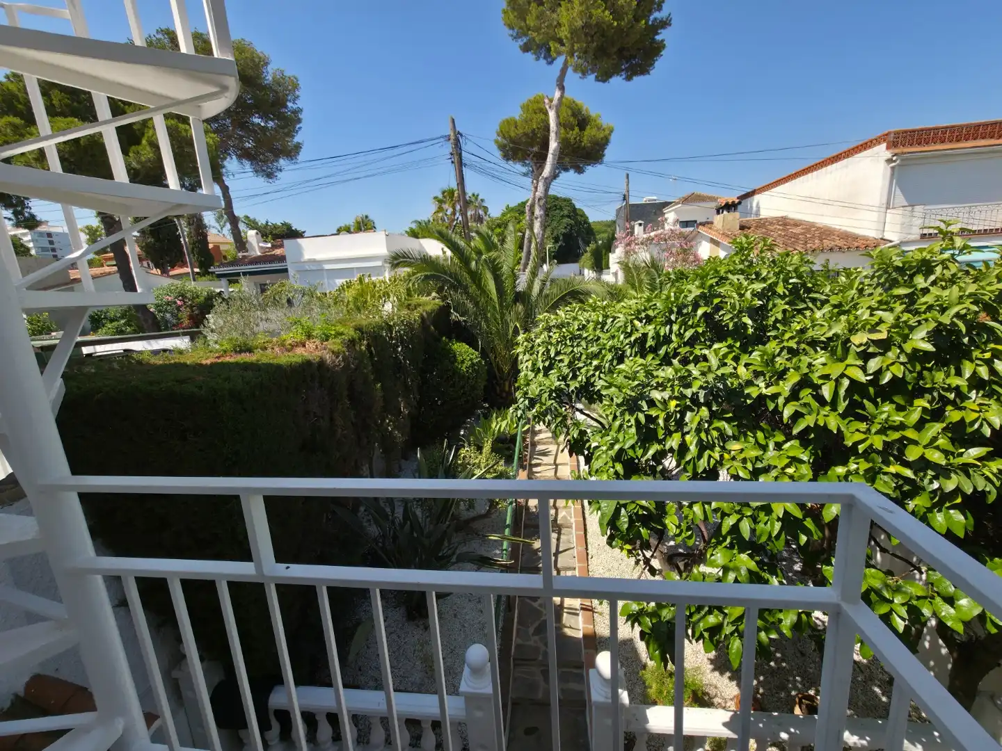 Einfamilien-Reihenhaus zum Verkauf in Escandinavia, Costabella Garten von Einfamilien-Reihenhaus zum Verkauf in Marbella mit Klimaanlage, Privatgarten und Terrasse
