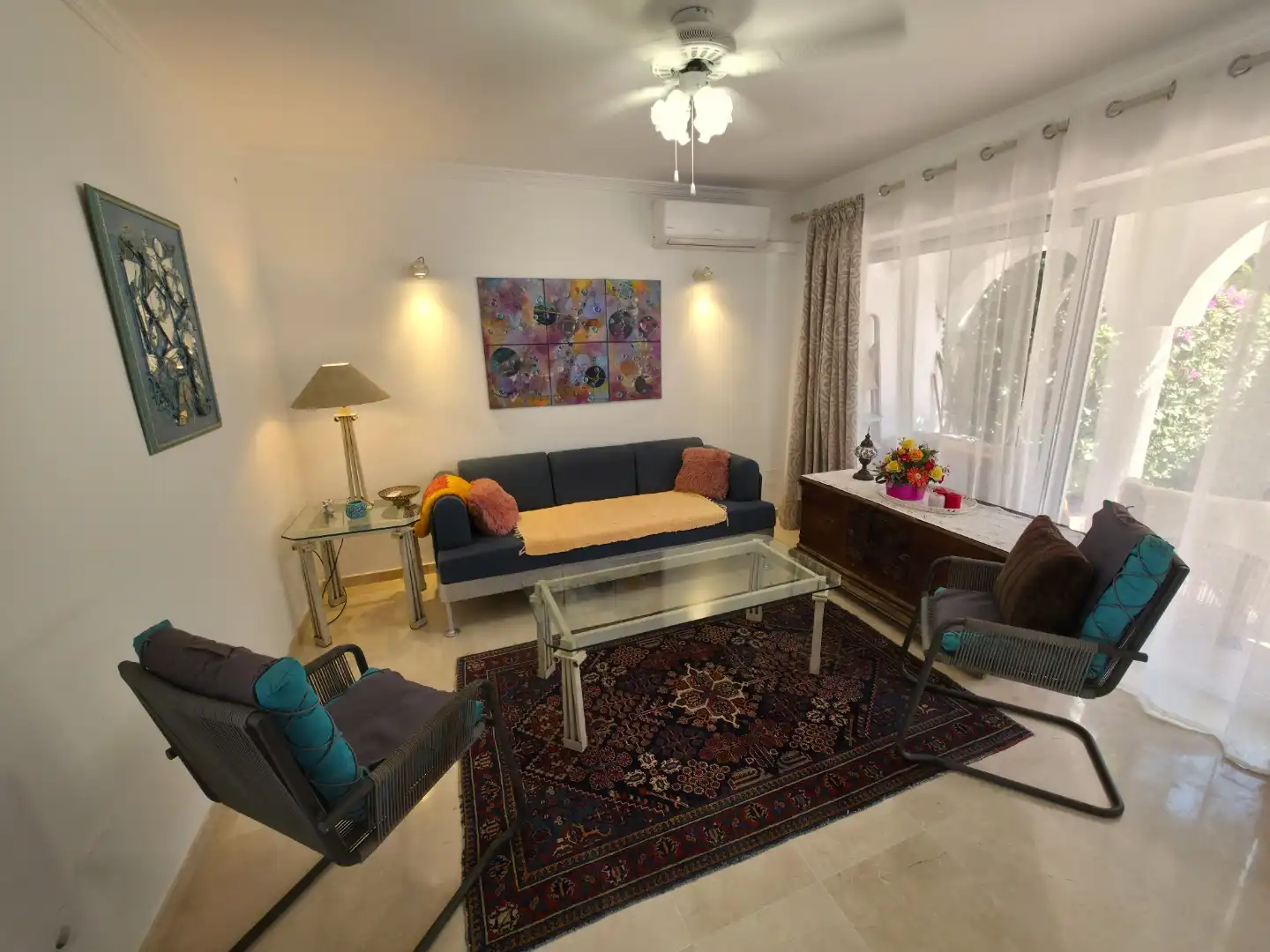 Einfamilien-Reihenhaus zum Verkauf in Escandinavia, Costabella Wohnzimmer von Einfamilien-Reihenhaus zum Verkauf in Marbella mit Klimaanlage, Privatgarten und Terrasse
