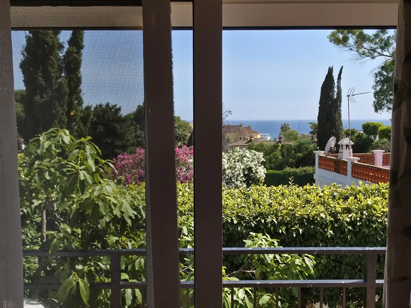 Einfamilien-Reihenhaus zum Verkauf in Escandinavia, Costabella Garten von Einfamilien-Reihenhaus zum Verkauf in Marbella mit Klimaanlage, Privatgarten und Terrasse