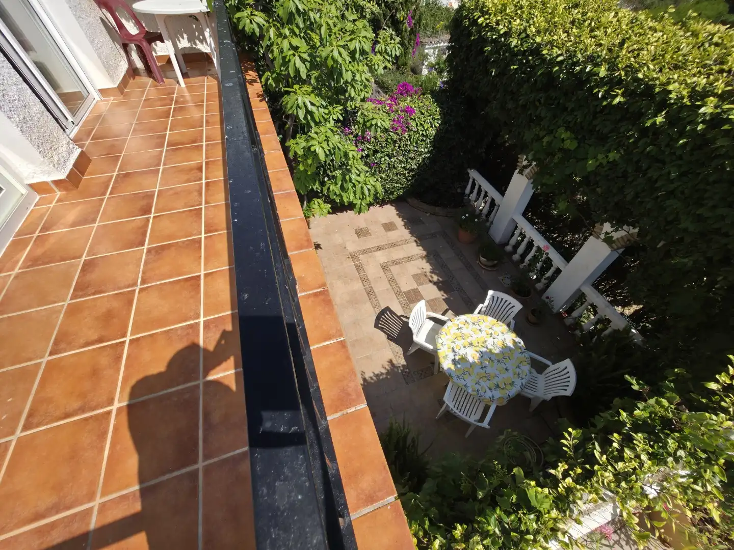 Einfamilien-Reihenhaus zum Verkauf in Escandinavia, Costabella Terrasse von Einfamilien-Reihenhaus zum Verkauf in Marbella mit Klimaanlage, Privatgarten und Terrasse