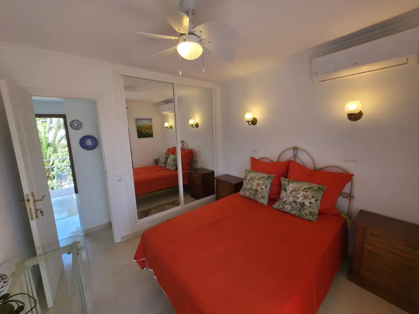 Einfamilien-Reihenhaus zum Verkauf in Escandinavia, Costabella Schlafzimmer von Einfamilien-Reihenhaus zum Verkauf in Marbella mit Klimaanlage, Privatgarten und Terrasse