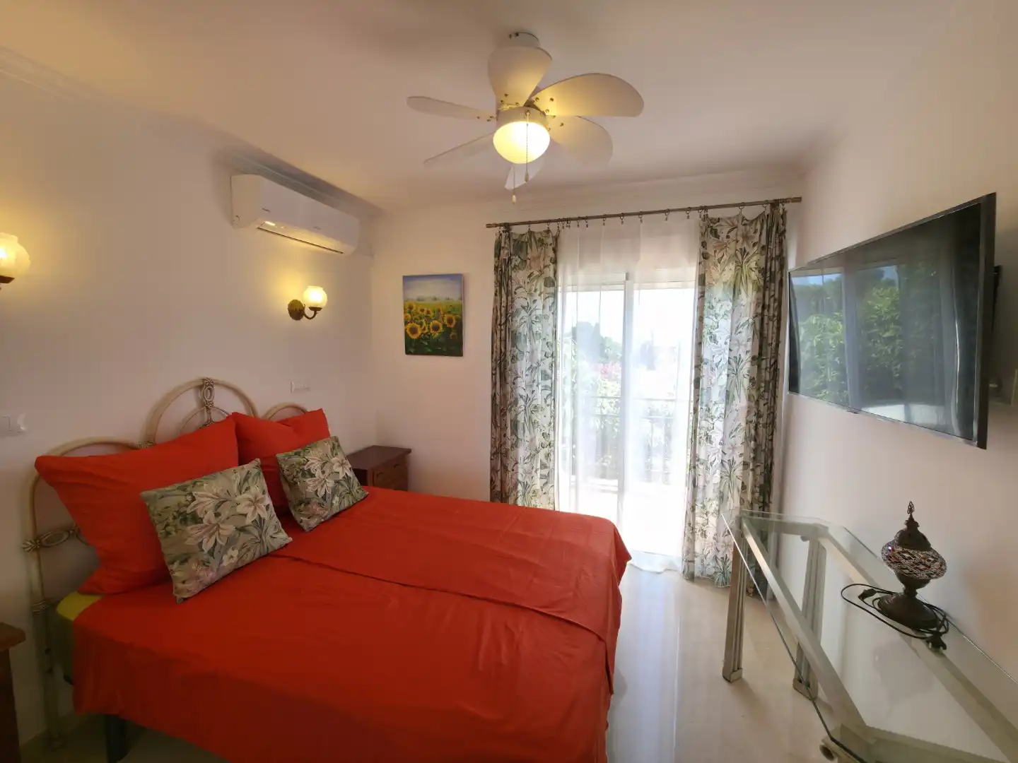 Einfamilien-Reihenhaus zum Verkauf in Escandinavia, Costabella Schlafzimmer von Einfamilien-Reihenhaus zum Verkauf in Marbella mit Klimaanlage, Privatgarten und Terrasse