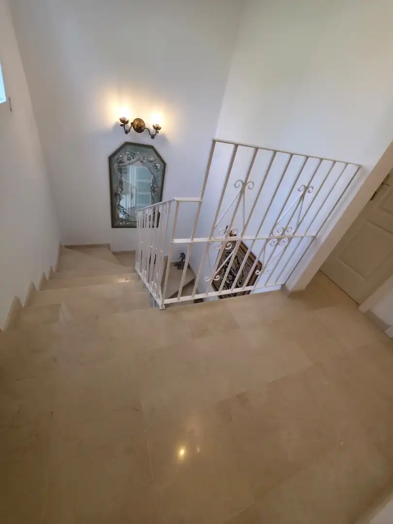 Einfamilien-Reihenhaus zum Verkauf in Escandinavia, Costabella Einfamilien-Reihenhaus zum Verkauf in Marbella mit Klimaanlage, Privatgarten und Terrasse