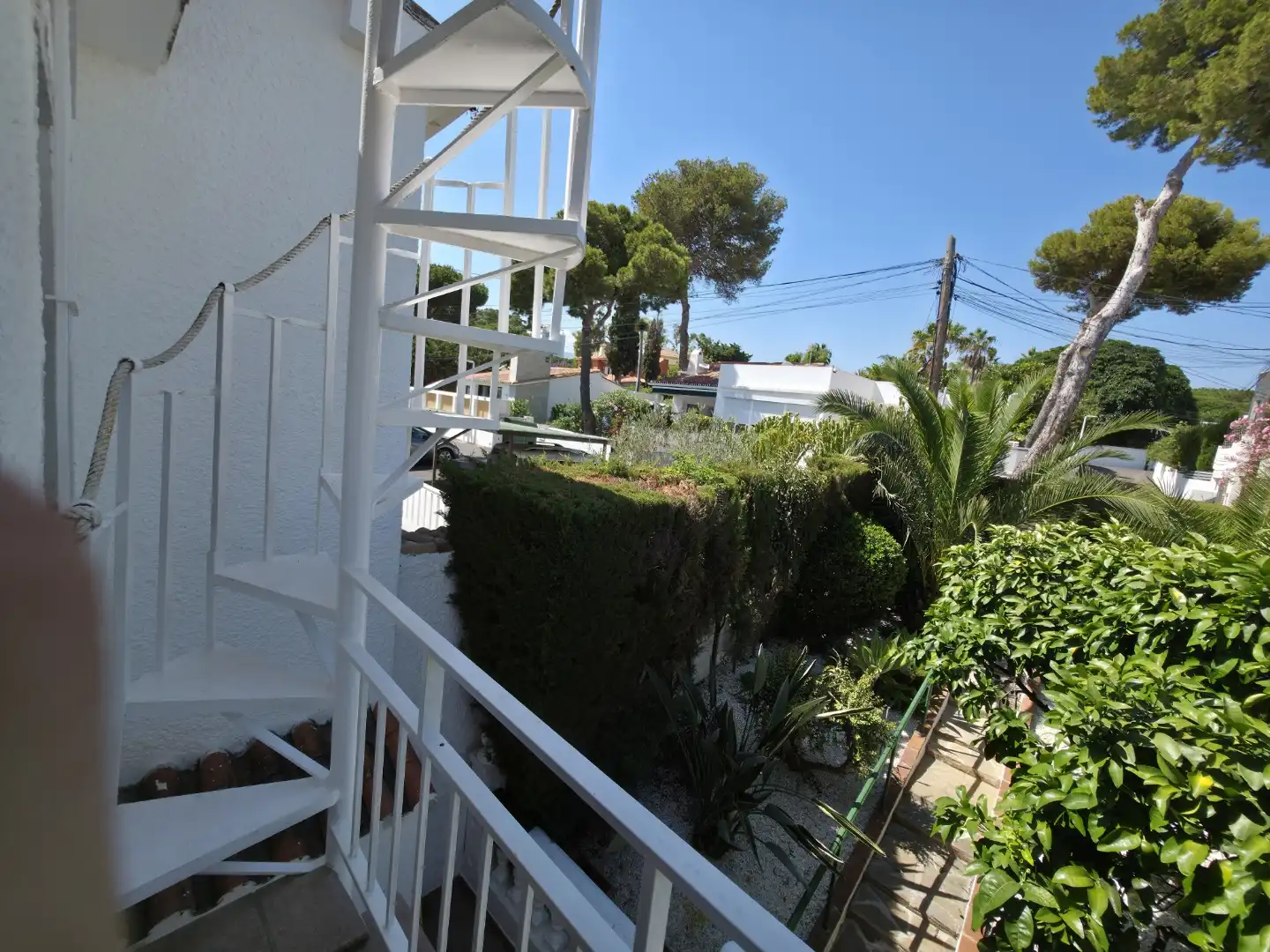 Einfamilien-Reihenhaus zum Verkauf in Escandinavia, Costabella Terrasse von Einfamilien-Reihenhaus zum Verkauf in Marbella mit Klimaanlage, Privatgarten und Terrasse