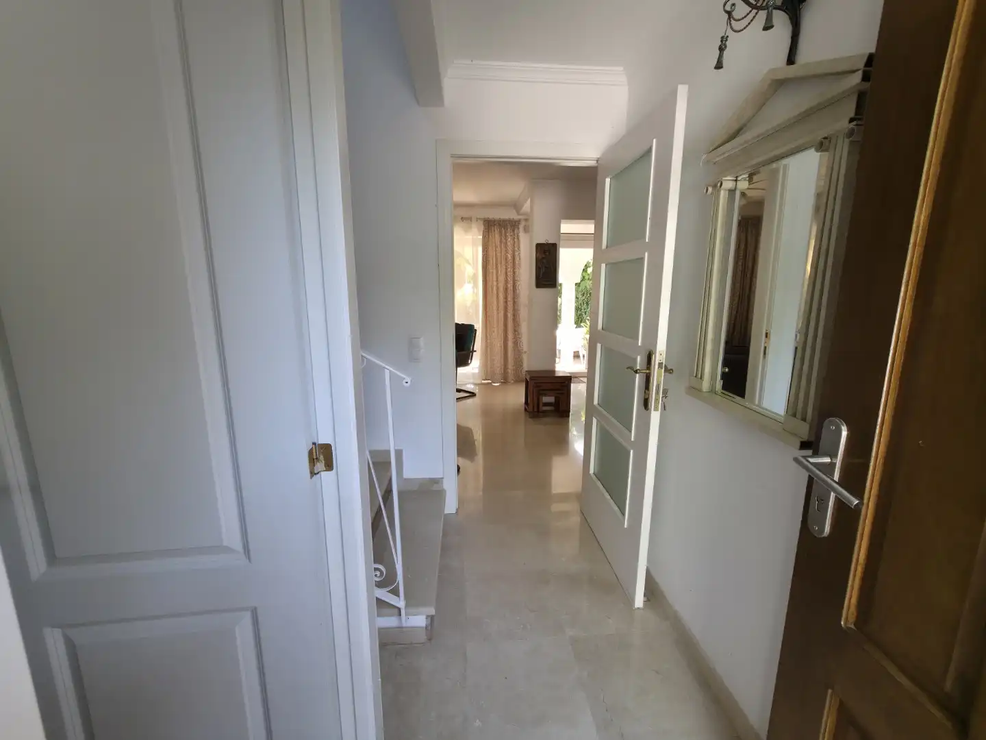Einfamilien-Reihenhaus zum Verkauf in Escandinavia, Costabella Einfamilien-Reihenhaus zum Verkauf in Marbella mit Klimaanlage, Privatgarten und Terrasse