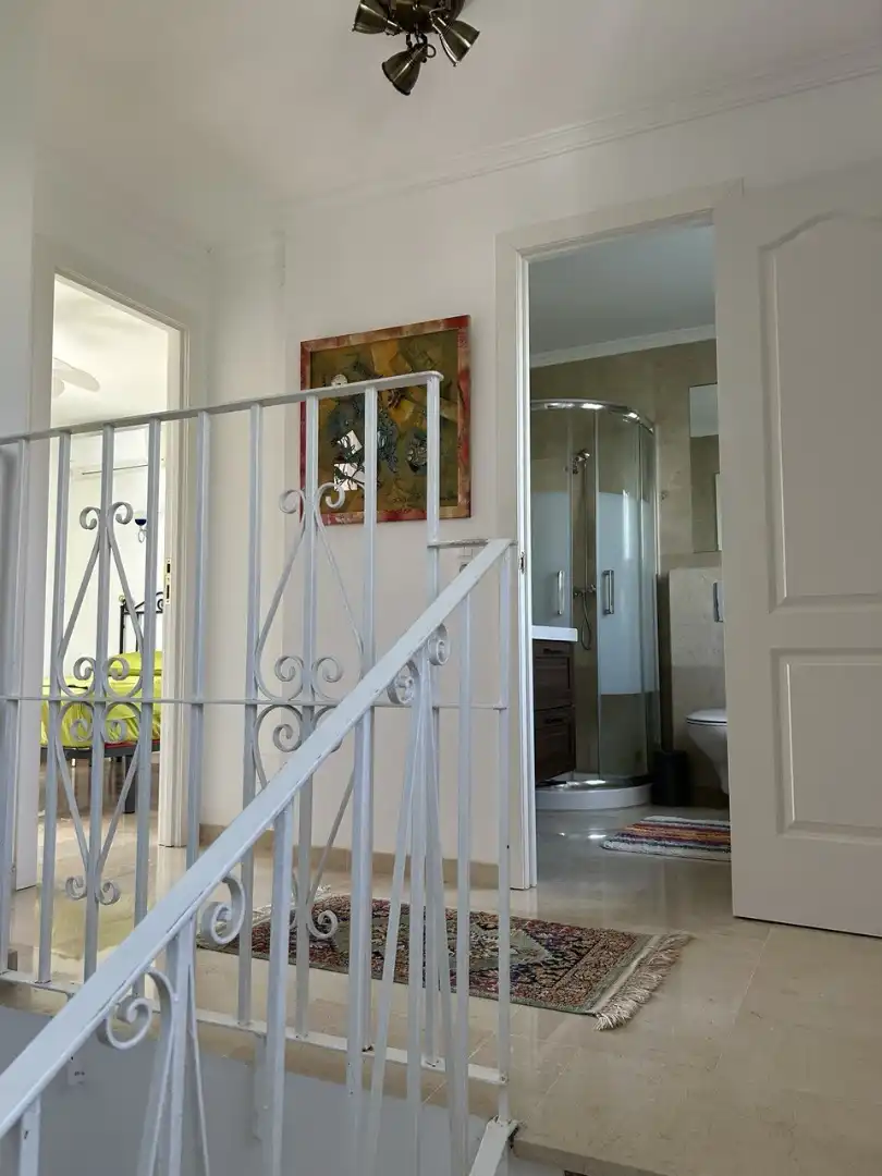 Einfamilien-Reihenhaus zum Verkauf in Escandinavia, Costabella Einfamilien-Reihenhaus zum Verkauf in Marbella mit Klimaanlage, Privatgarten und Terrasse
