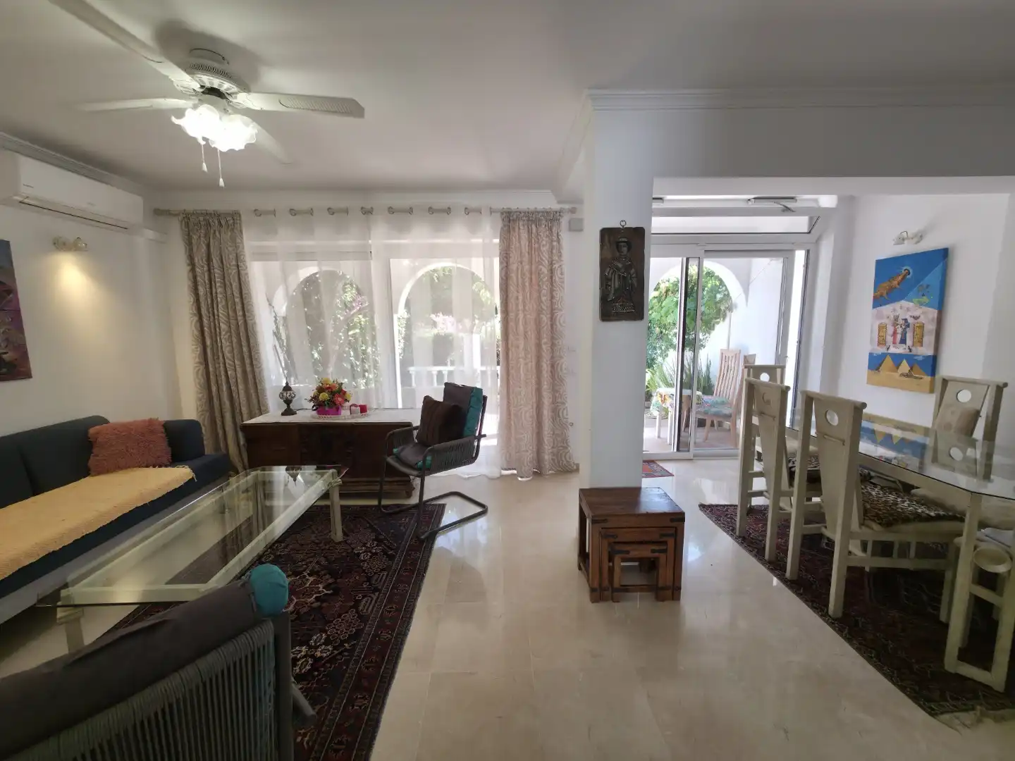 Einfamilien-Reihenhaus zum Verkauf in Escandinavia, Costabella Esszimmer von Einfamilien-Reihenhaus zum Verkauf in Marbella mit Klimaanlage, Privatgarten und Terrasse