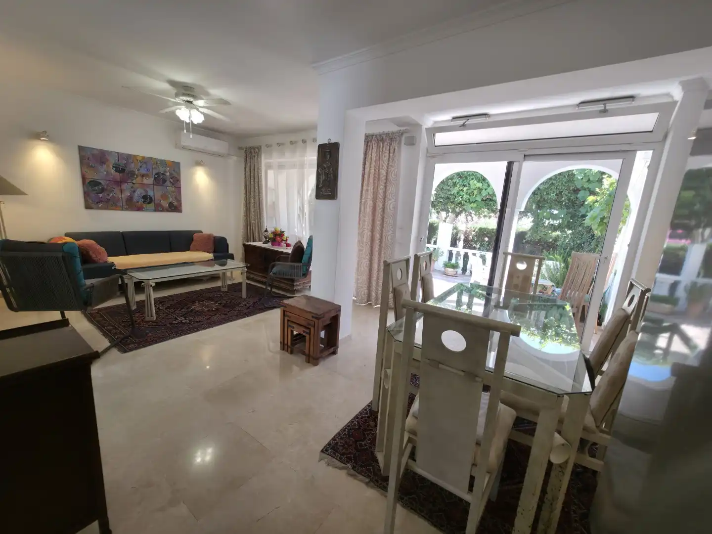 Einfamilien-Reihenhaus zum Verkauf in Escandinavia, Costabella Esszimmer von Einfamilien-Reihenhaus zum Verkauf in Marbella mit Klimaanlage, Privatgarten und Terrasse