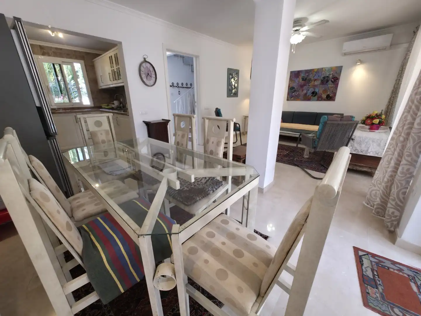 Einfamilien-Reihenhaus zum Verkauf in Escandinavia, Costabella Esszimmer von Einfamilien-Reihenhaus zum Verkauf in Marbella mit Klimaanlage, Privatgarten und Terrasse