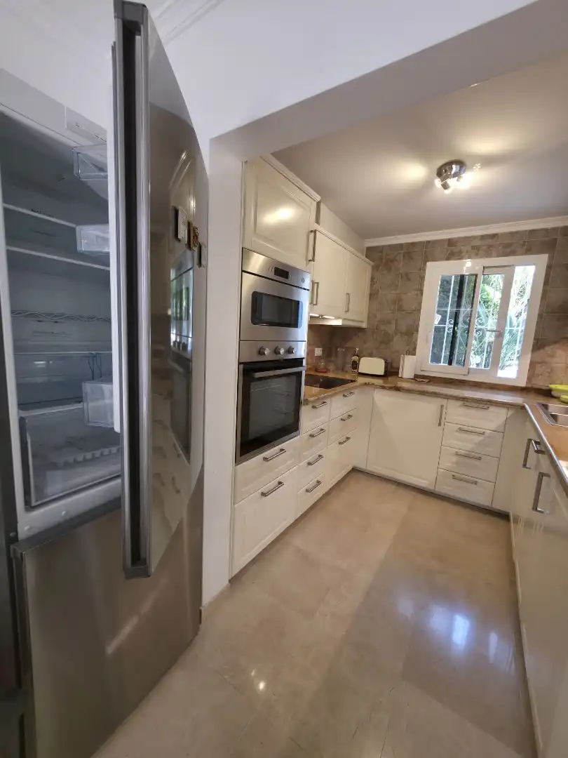 Einfamilien-Reihenhaus zum Verkauf in Escandinavia, Costabella Küche von Einfamilien-Reihenhaus zum Verkauf in Marbella mit Klimaanlage, Privatgarten und Terrasse