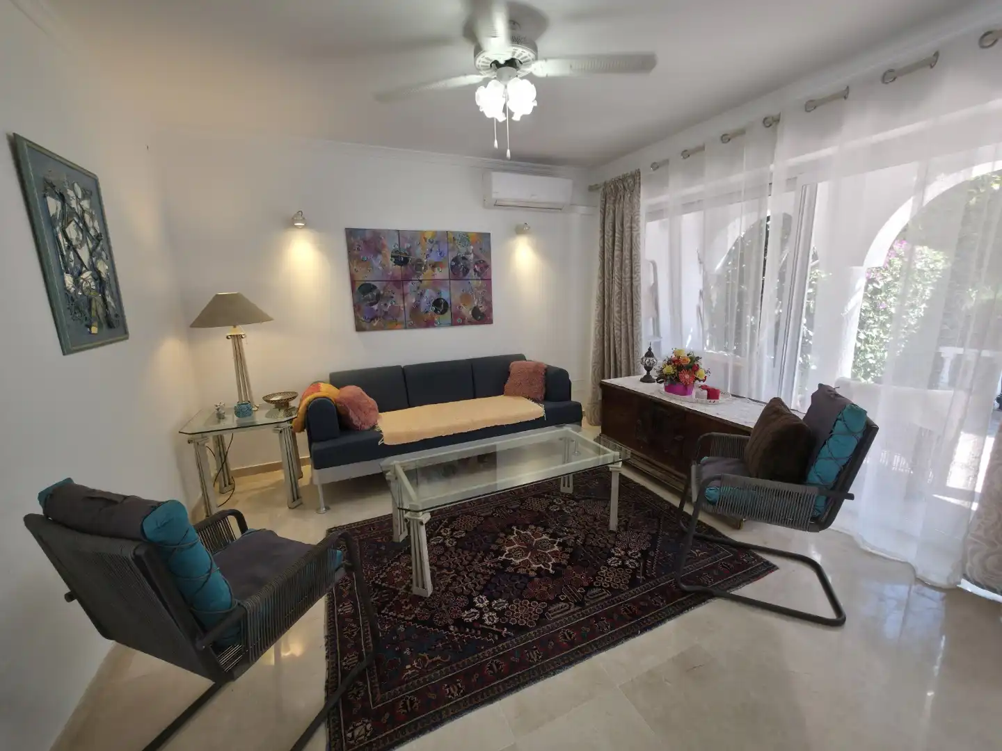 Einfamilien-Reihenhaus zum Verkauf in Escandinavia, Costabella Wohnzimmer von Einfamilien-Reihenhaus zum Verkauf in Marbella mit Klimaanlage, Privatgarten und Terrasse
