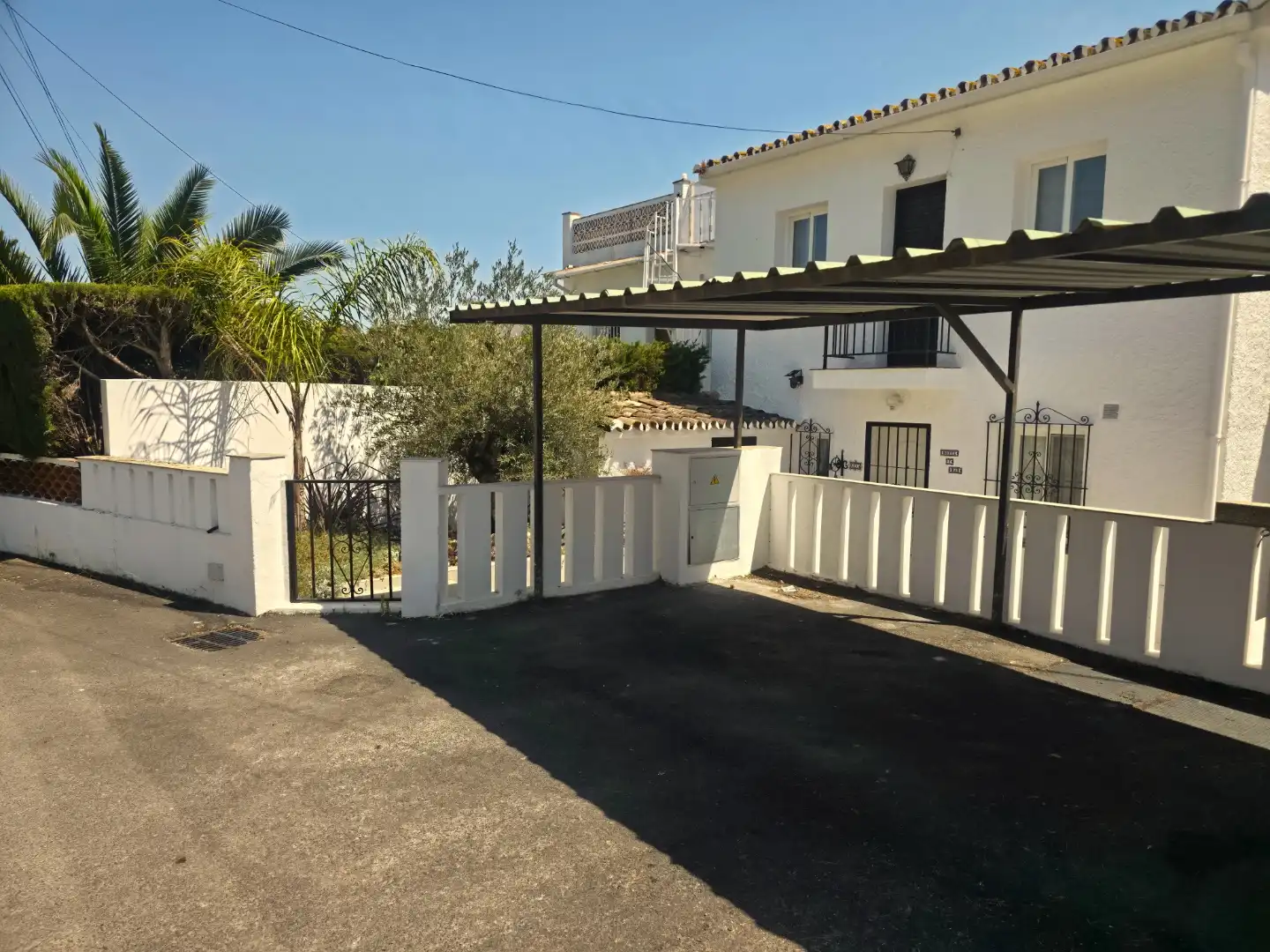 Einfamilien-Reihenhaus zum Verkauf in Escandinavia, Costabella Außenansicht von Einfamilien-Reihenhaus zum Verkauf in Marbella mit Klimaanlage, Privatgarten und Terrasse