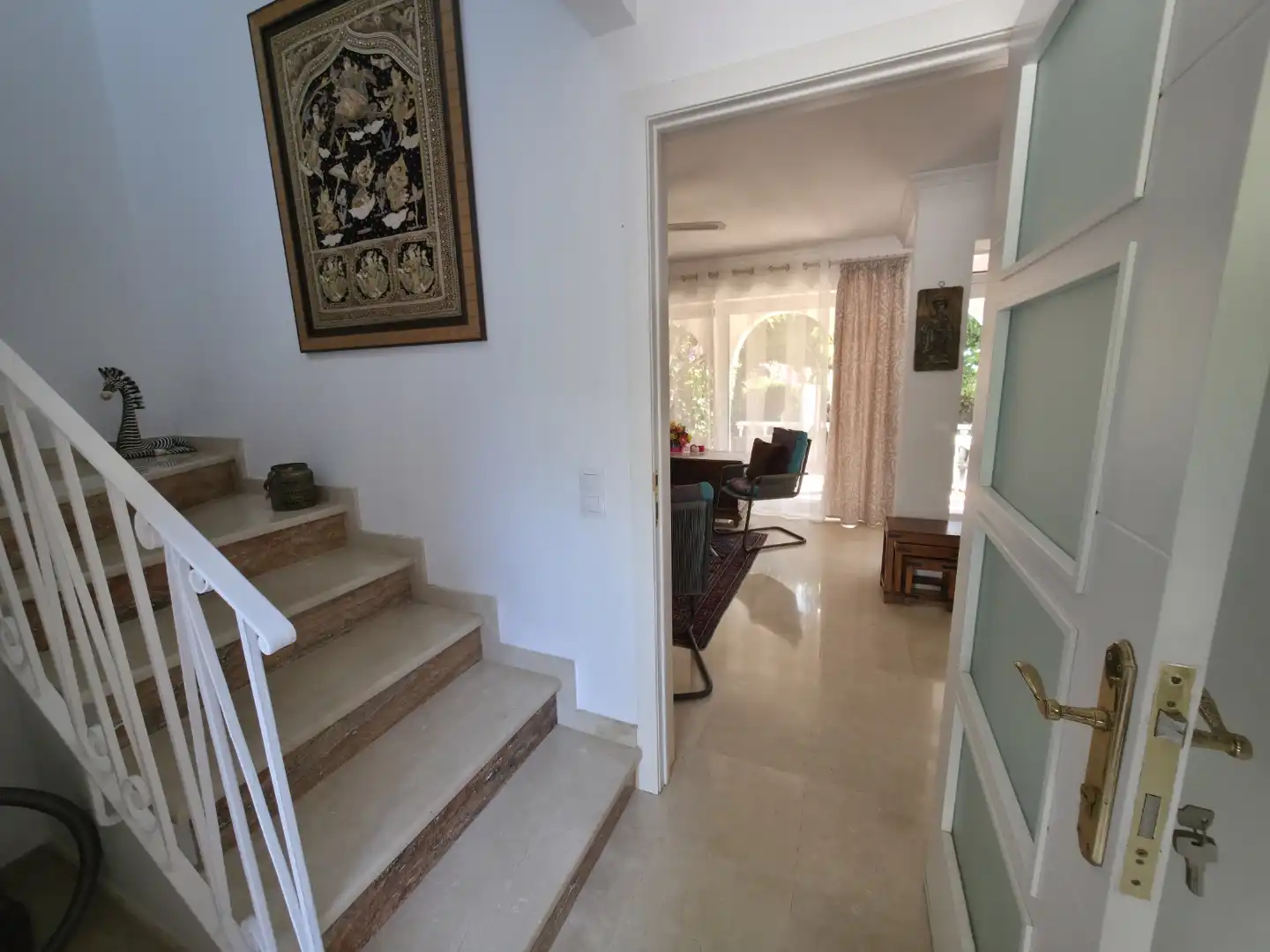 Einfamilien-Reihenhaus zum Verkauf in Escandinavia, Costabella Einfamilien-Reihenhaus zum Verkauf in Marbella mit Klimaanlage, Privatgarten und Terrasse