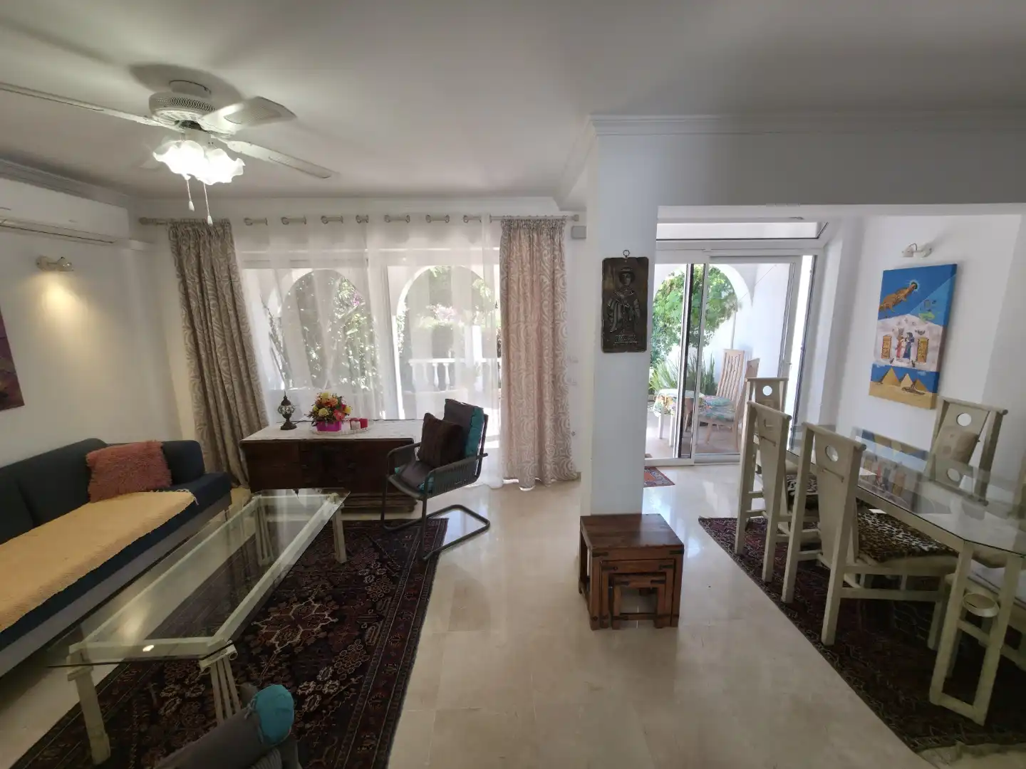 Einfamilien-Reihenhaus zum Verkauf in Escandinavia, Costabella Esszimmer von Einfamilien-Reihenhaus zum Verkauf in Marbella mit Klimaanlage, Privatgarten und Terrasse