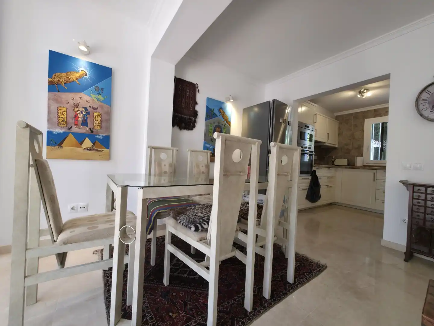 Einfamilien-Reihenhaus zum Verkauf in Escandinavia, Costabella Esszimmer von Einfamilien-Reihenhaus zum Verkauf in Marbella mit Klimaanlage, Privatgarten und Terrasse