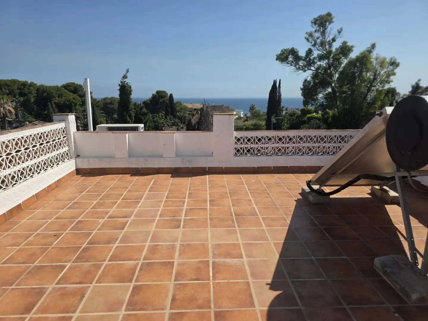 Einfamilien-Reihenhaus zum Verkauf in Escandinavia, Costabella Terrasse von Einfamilien-Reihenhaus zum Verkauf in Marbella mit Klimaanlage, Privatgarten und Terrasse