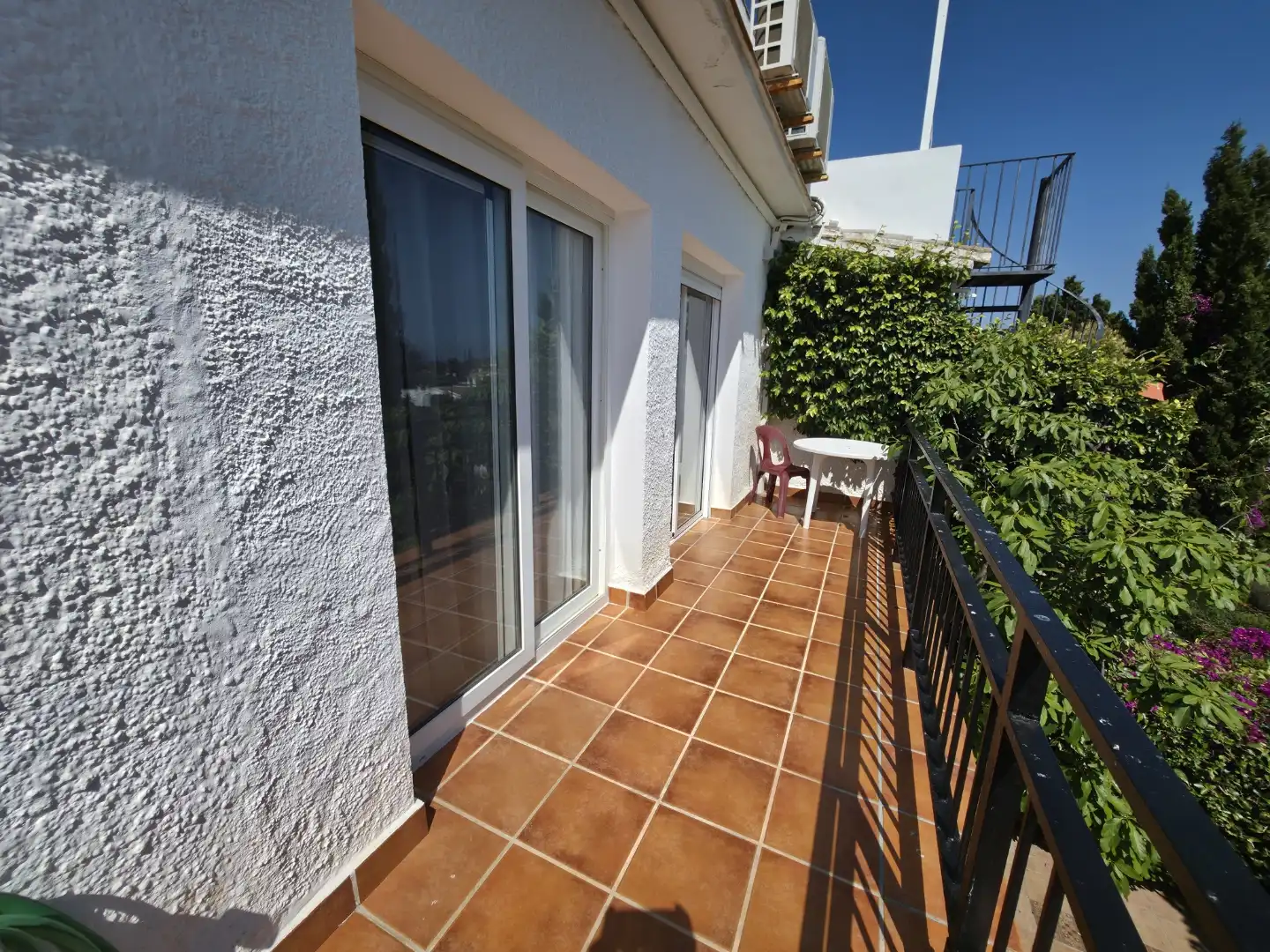 Einfamilien-Reihenhaus zum Verkauf in Escandinavia, Costabella Terrasse von Einfamilien-Reihenhaus zum Verkauf in Marbella mit Klimaanlage, Privatgarten und Terrasse