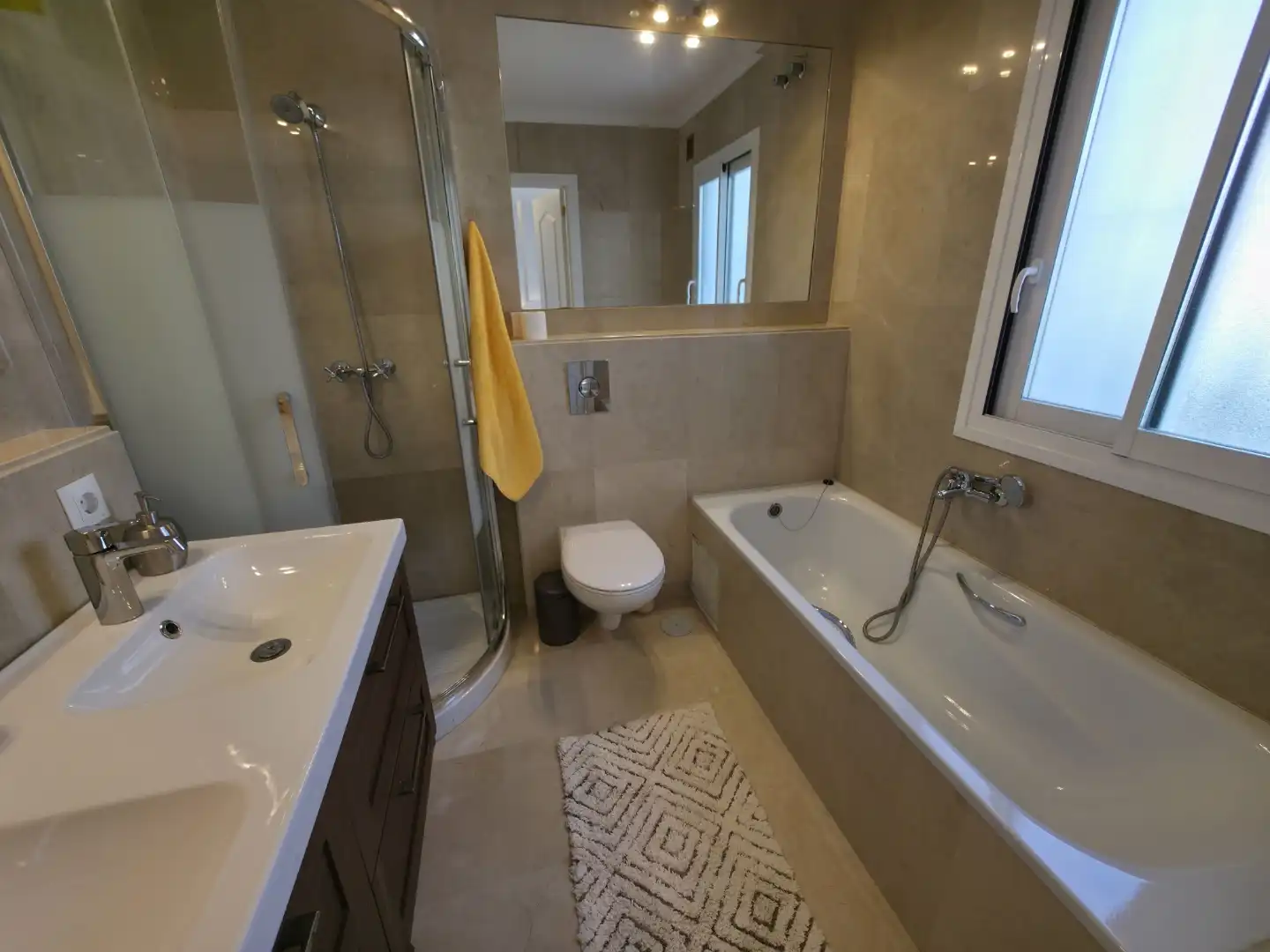 Einfamilien-Reihenhaus zum Verkauf in Escandinavia, Costabella Badezimmer von Einfamilien-Reihenhaus zum Verkauf in Marbella mit Klimaanlage, Privatgarten und Terrasse
