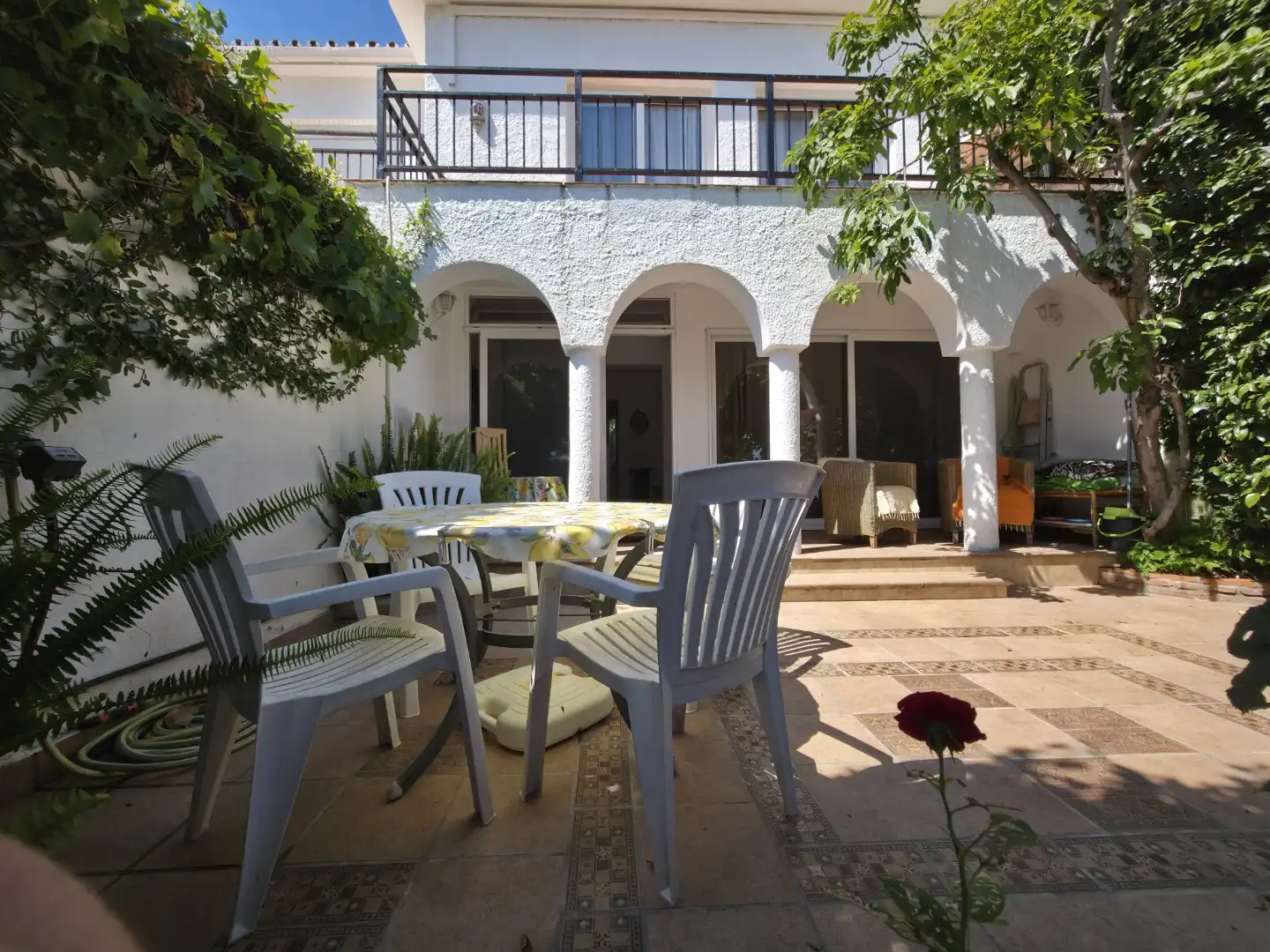 Einfamilien-Reihenhaus zum Verkauf in Escandinavia, Costabella Terrasse von Einfamilien-Reihenhaus zum Verkauf in Marbella mit Klimaanlage, Privatgarten und Terrasse