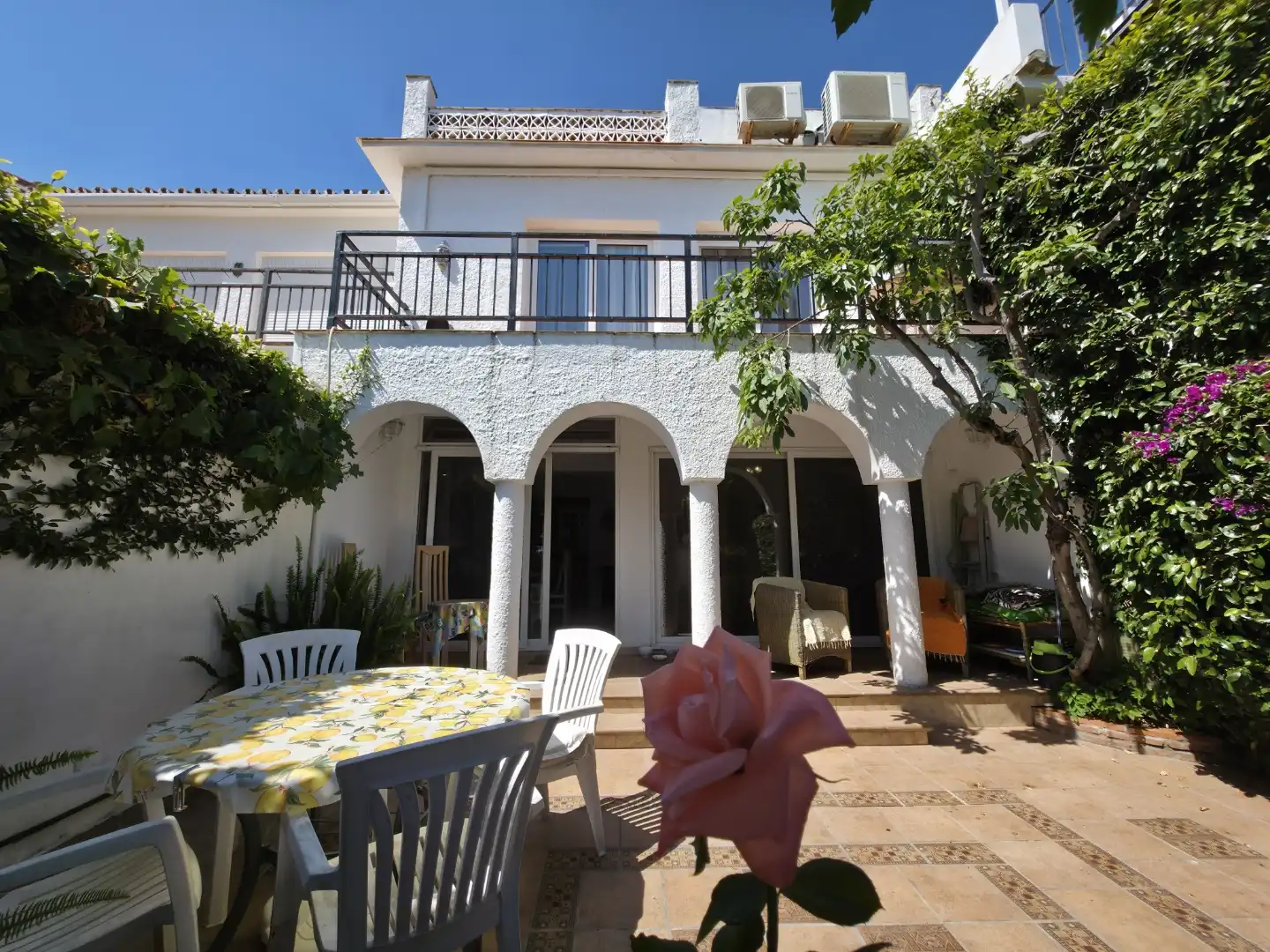 Einfamilien-Reihenhaus zum Verkauf in Escandinavia, Costabella Garten von Einfamilien-Reihenhaus zum Verkauf in Marbella mit Klimaanlage, Privatgarten und Terrasse