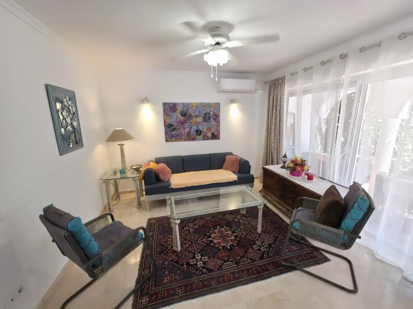Einfamilien-Reihenhaus zum Verkauf in Escandinavia, Costabella Wohnzimmer von Einfamilien-Reihenhaus zum Verkauf in Marbella mit Klimaanlage, Privatgarten und Terrasse