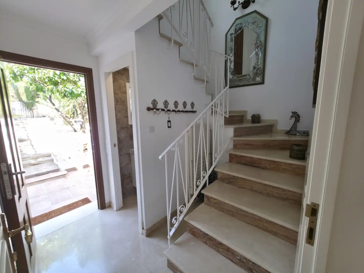 Einfamilien-Reihenhaus zum Verkauf in Escandinavia, Costabella Einfamilien-Reihenhaus zum Verkauf in Marbella mit Klimaanlage, Privatgarten und Terrasse