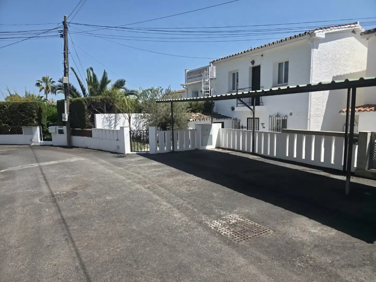 Einfamilien-Reihenhaus zum Verkauf in Escandinavia, Costabella Außenansicht von Einfamilien-Reihenhaus zum Verkauf in Marbella mit Klimaanlage, Privatgarten und Terrasse
