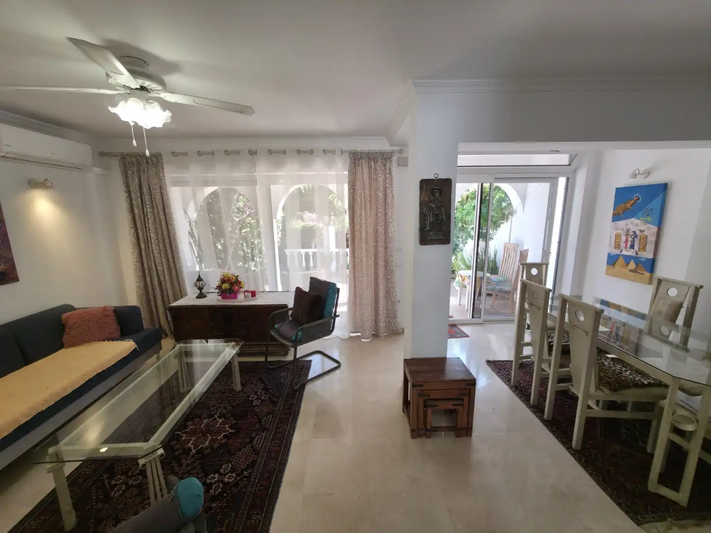 Einfamilien-Reihenhaus zum Verkauf in Escandinavia, Costabella Esszimmer von Einfamilien-Reihenhaus zum Verkauf in Marbella mit Klimaanlage, Privatgarten und Terrasse