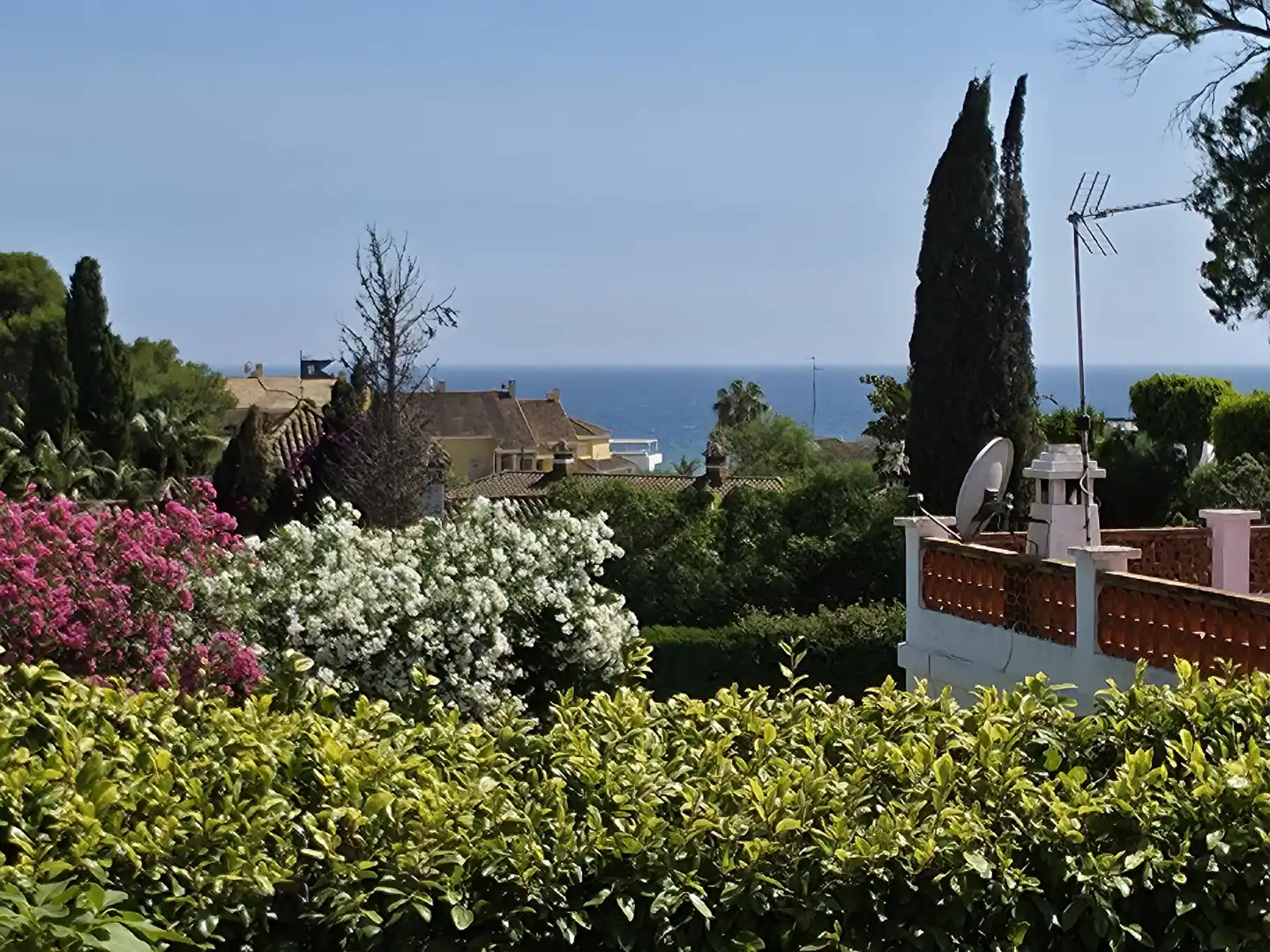 Einfamilien-Reihenhaus zum Verkauf in Escandinavia, Costabella Garten von Einfamilien-Reihenhaus zum Verkauf in Marbella mit Klimaanlage, Privatgarten und Terrasse