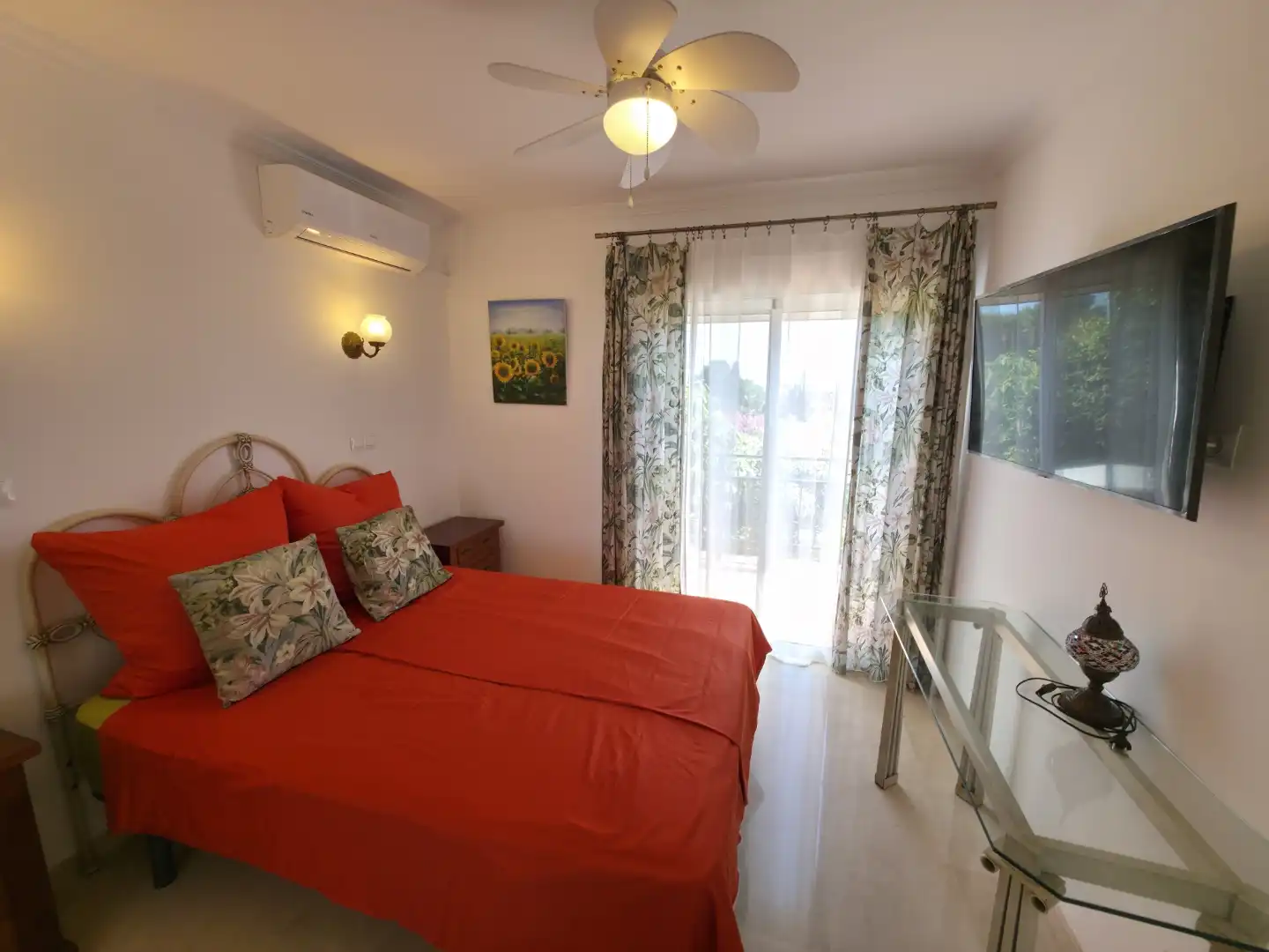 Einfamilien-Reihenhaus zum Verkauf in Escandinavia, Costabella Schlafzimmer von Einfamilien-Reihenhaus zum Verkauf in Marbella mit Klimaanlage, Privatgarten und Terrasse