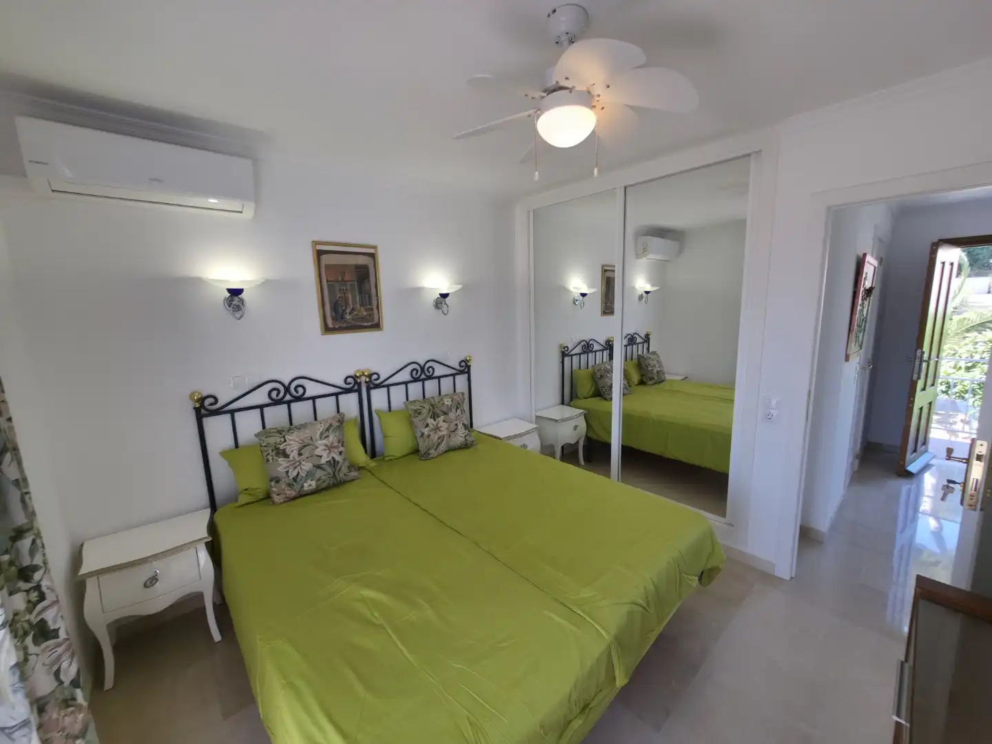 Einfamilien-Reihenhaus zum Verkauf in Escandinavia, Costabella Schlafzimmer von Einfamilien-Reihenhaus zum Verkauf in Marbella mit Klimaanlage, Privatgarten und Terrasse