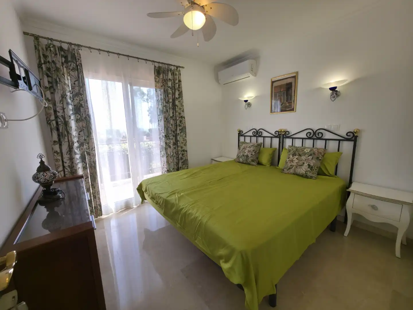 Einfamilien-Reihenhaus zum Verkauf in Escandinavia, Costabella Schlafzimmer von Einfamilien-Reihenhaus zum Verkauf in Marbella mit Klimaanlage, Privatgarten und Terrasse