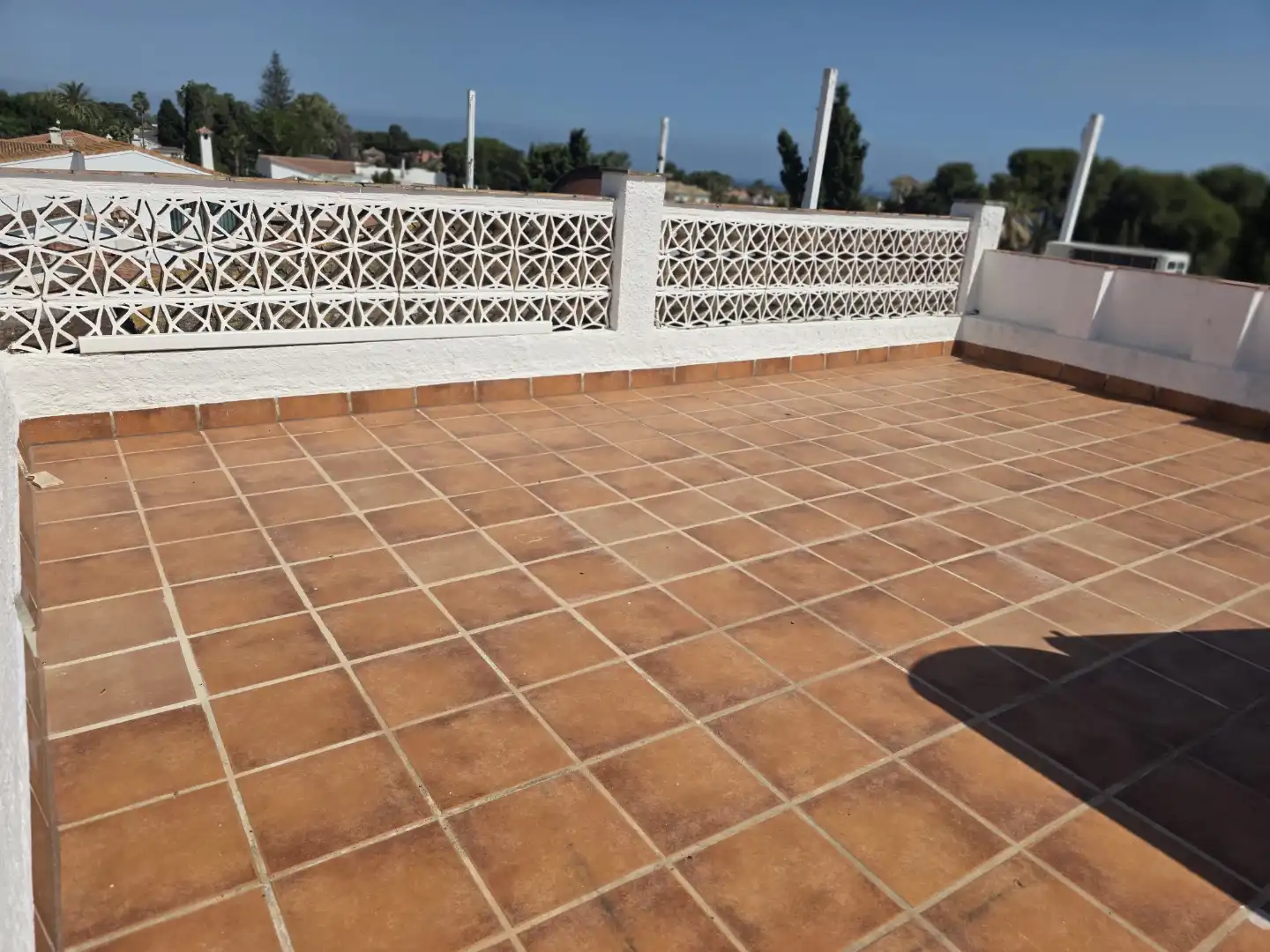 Einfamilien-Reihenhaus zum Verkauf in Escandinavia, Costabella Terrasse von Einfamilien-Reihenhaus zum Verkauf in Marbella mit Klimaanlage, Privatgarten und Terrasse