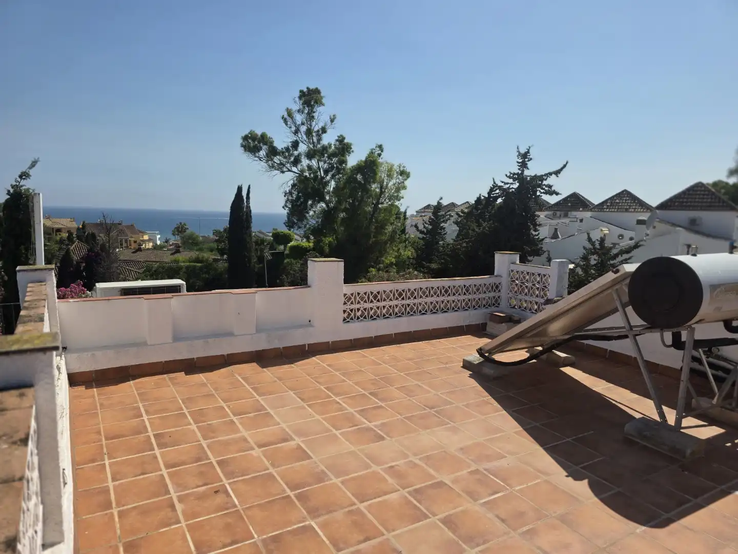 Einfamilien-Reihenhaus zum Verkauf in Escandinavia, Costabella Terrasse von Einfamilien-Reihenhaus zum Verkauf in Marbella mit Klimaanlage, Privatgarten und Terrasse