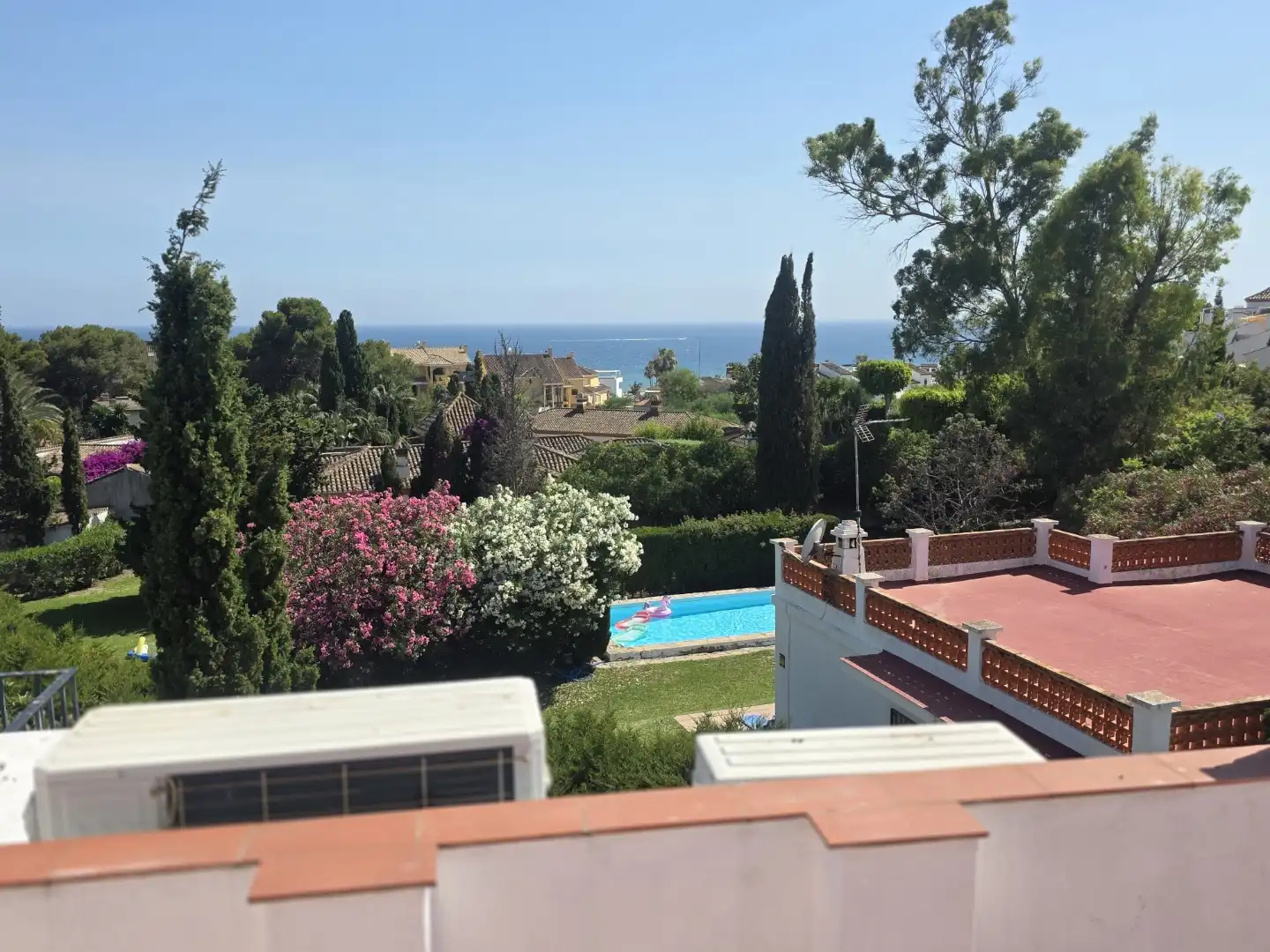 Einfamilien-Reihenhaus zum Verkauf in Escandinavia, Costabella Garten von Einfamilien-Reihenhaus zum Verkauf in Marbella mit Klimaanlage, Privatgarten und Terrasse