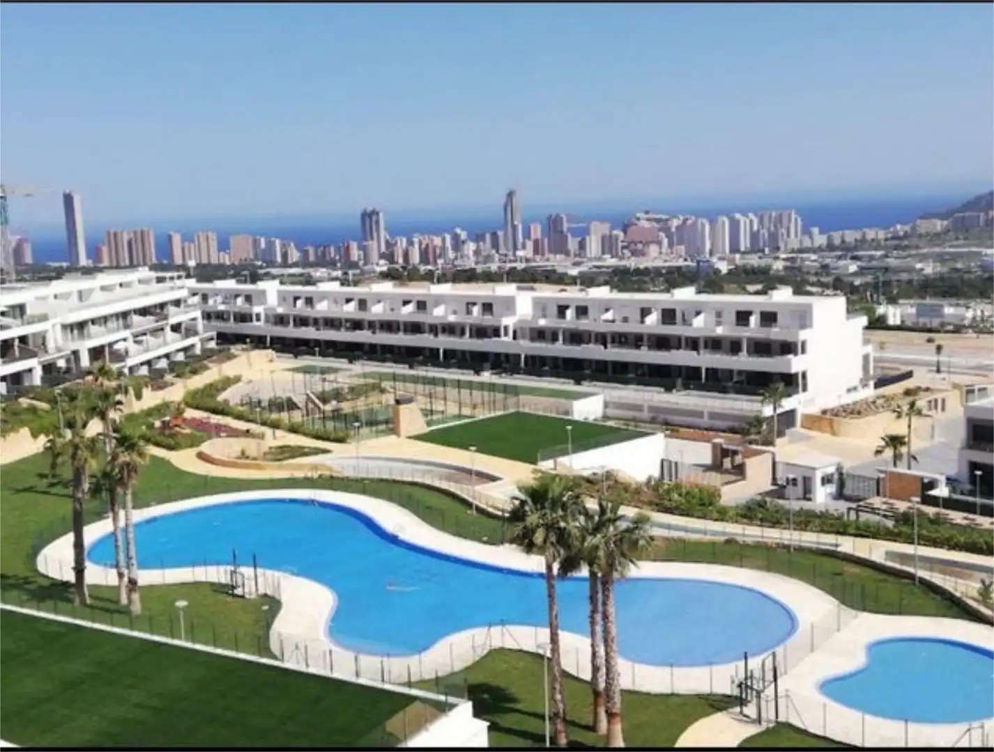 Wohnungen zur Miete in Balcón de Finestrat - Terra Marina Außenansicht von Wohnungen zur Miete in Finestrat mit Terrasse und Schwimmbad